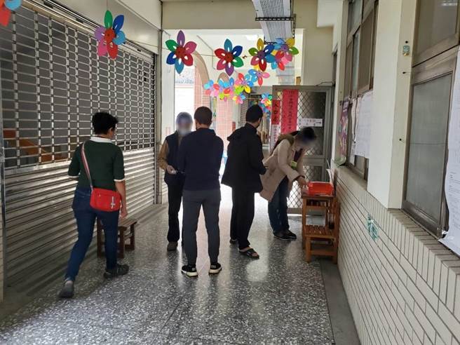 71岁顏姓妇人将选票撕毁，警方接获通报立即通知选监小组到场处理，并配合选监小组将顏女带返所制作相关资料。（民眾提供／冯惠宜台中传真）