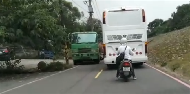 新北市莺歌环河路为直通树林、大溪及桃园的必要路径，民代会勘后发现三莺大桥匝道处，若路幅窄小，届时车流必定回堵到桥上。养工处表示，近期将办理会勘迁移电杆，预计明年动工拓宽。（蔡雯如翻摄）