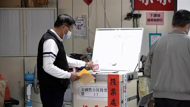 1218公投投票日登场，上午8点开始各个投开票所开始作业，但可能因为天气因素投票率不如预期，南投县长林明溱上午9点半抵达集集镇八张里社区活动中心投票。(县府提供／吴建辉南投传真)