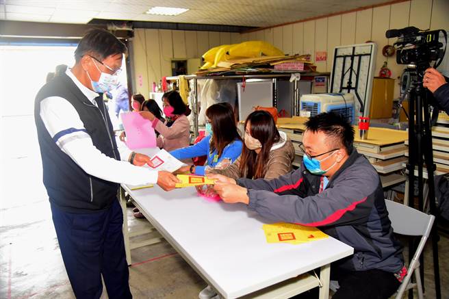 林明溱表示，因为选票太小张，他圈选完很自然地走出来投票，绝对不是故意的，而他个人的公投立场大家都明瞭，也不是选民代或首长，没有什么秘密，就只有同意或不同意。(县府提供／吴建辉南投传真)