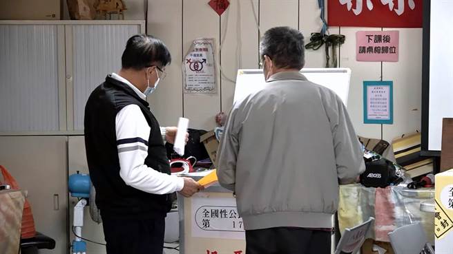 但过程中疑似不小心亮票，在将选票投进票匦时，不小心露出选票；对此选委会回应，判定非故意行为，因此没有违反规定。(县府提供／吴建辉南投传真)