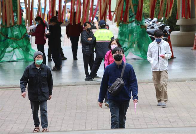 四大公投投票，18日登場，中市大里、霧峰區等投開票所，上午投票不算踴躍。（黃國峰攝）