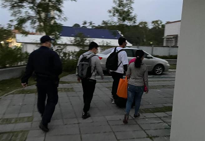 台南南化关山里投票所距公所车程要1小时，公所选务人员6点天未亮就从公所出发。(台南市南化区公所提供／刘秀芬台南传真)