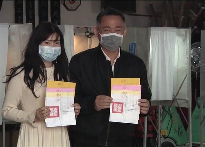 楊鎮浯縣長與另一半張婭玲在代天府旁的東門里活動中心投票。（李金生攝）