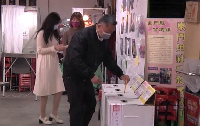 楊鎮浯縣長與另一半張婭玲在代天府旁的東門里活動中心投票。（李金生攝）