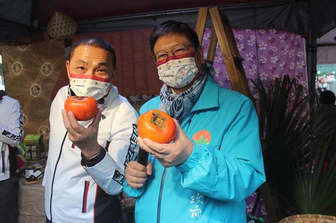新北市长侯友宜（左）陪新北县长杨文科一起逛摊位，推广包含柿饼等的新竹县农渔特产。（陈慰慈摄）