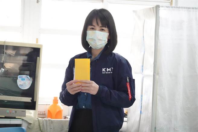 夜宿自由廣場的謝衣鳳今天清晨4點35分就醒來趕搭高鐵回彰化，先返家稍事休息並梳洗換裝後，近午時刻至溪州國中投下自己的四張公投選票。（謝衣鳳提供／謝瓊雲彰化傳真）