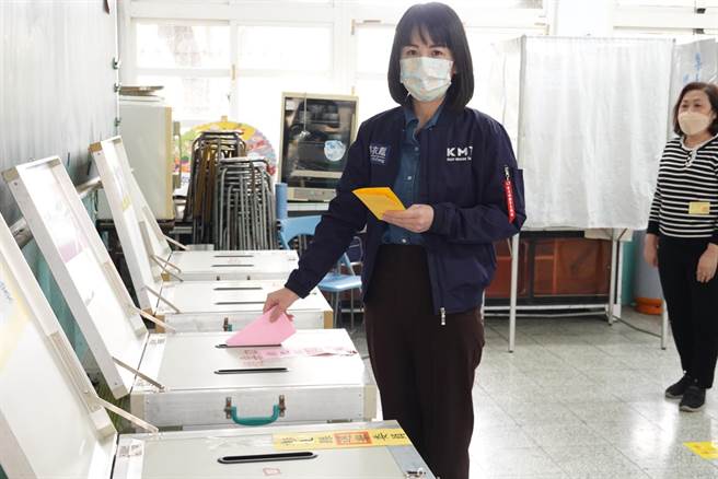 夜宿自由廣場的謝衣鳳今天清晨4點35分就醒來趕搭高鐵回彰化，先返家稍事休息並梳洗換裝後，近午時刻至溪州國中投下自己的四張公投選票。（謝衣鳳提供／謝瓊雲彰化傳真）