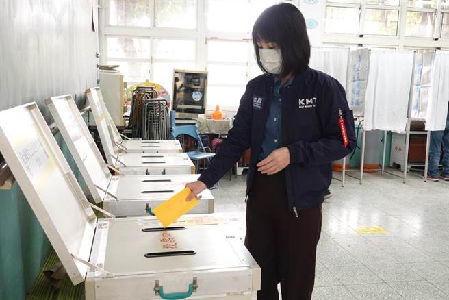 夜宿自由廣場的謝衣鳳今天清晨4點35分就醒來趕搭高鐵回彰化，先返家稍事休息並梳洗換裝後，近午時刻至溪州國中投下自己的四張公投選票。（謝衣鳳提供／謝瓊雲彰化傳真）