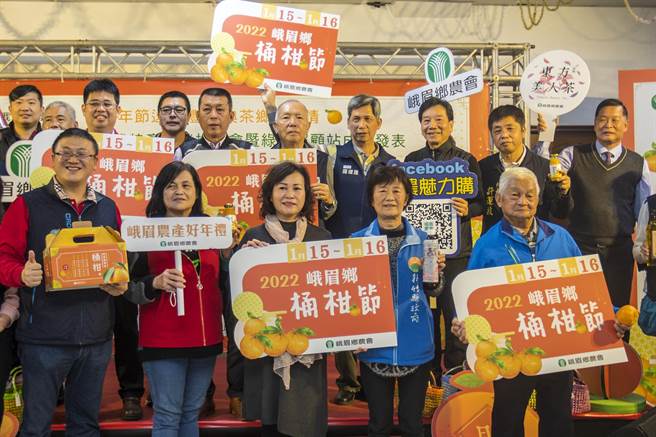 峨眉鄉農會總幹事陳冠義（左）以三大優惠措施促銷桶柑，與地方人士宣傳明年1月15、16日舉辦桶柑節。（羅浚濱攝）