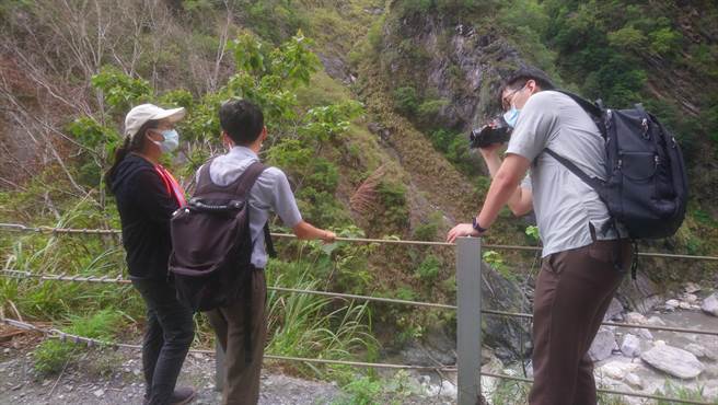 太鲁阁族人哈隆‧布亚，毕业后担任国家公园解说员，发挥所长摄影剪接，行销太鲁阁生态美景。（太管处提供／王志伟花莲传真）