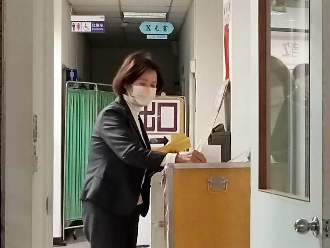 宜兰县长林姿妙依序投下手中的公投票。（胡健森摄）