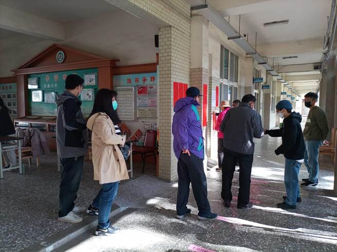 新竹市18日下午約2時，有民眾撕毀喝好水公投票，為當天第2起投開票所突發狀況。圖非當事投開票所。（邱立雅攝）