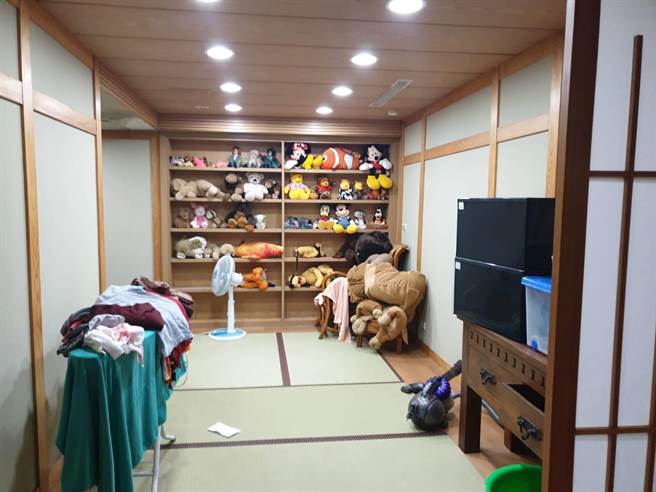 陳松勇生前房間放滿娃娃。（孫伊萱攝）