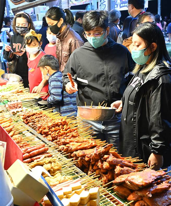 凤山青年夜市11月于新址重新开放，更宽广的空间、和更丰富的摊商与美食，炒热高雄的夜晚。 (摄影/Carter)