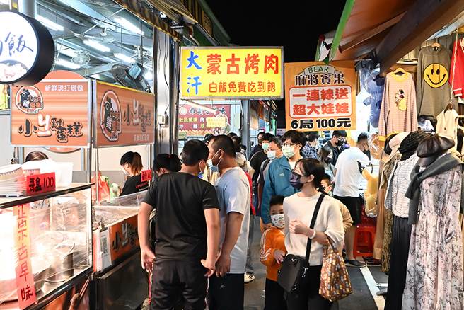 青年夜市剛開幕就湧入3萬人次，五花八門的商品美食讓民眾逛得滿足。(攝影/Carter)