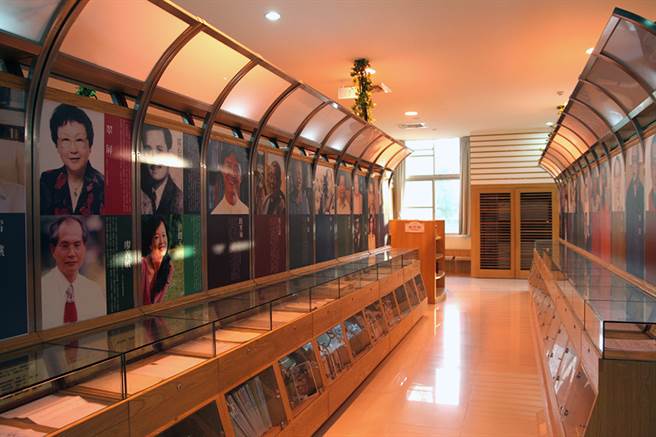 高雄文學館為圖書館與藝文展演的複合空間，館內展示高雄作家的介紹和著作，並舉辦各種藝文講座。 (攝影/鄭微宜)