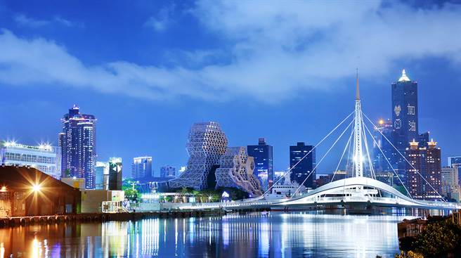 漫步在灯影闪耀的驳二码头区，欣赏大港桥夜间点灯，光影与海浪摇曳辉映，谱出一首浪漫的港都夜曲。 (摄影/Carter)