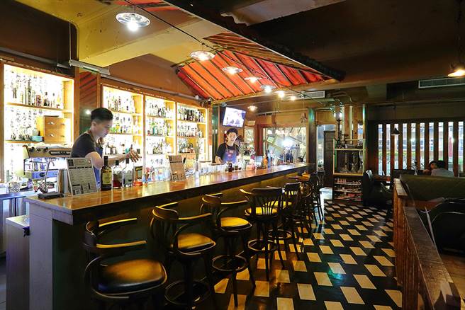 提供各式各样的创意调酒与精酿啤酒，是个让心灵休憩的好地方。(摄影/Carter)