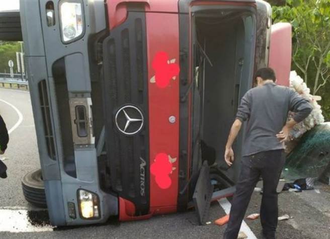 联结车未减速翻覆，车内52岁女子受伤送医。（图／警方提供）

