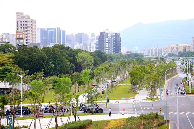 原有铁道变身新生绿廊，如茵绿草地从左营至凤山画上一条蜿蜒的优雅弧线。(摄影/Carter)