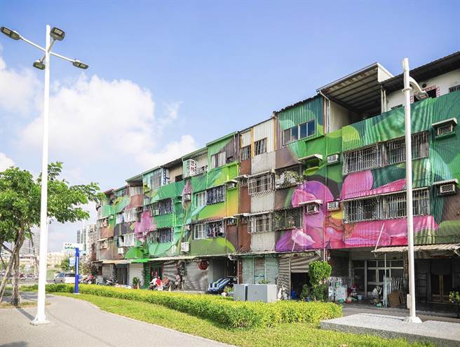 作品「绿意盎然之间」浓密的绿植和热带花卉意象，与绿园道上的扶疏花草互相呼应，也让旧社区原本灰沉的建筑风景一改新风貌。(图片提供/高雄市政府都发局)
