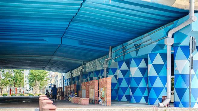 在住宅公寓之外，陆桥等公共建筑也经过彩绘焕然一新，此为苓雅区的彩绘作品「天空之境」。(图片提供/高雄市政府都发局)