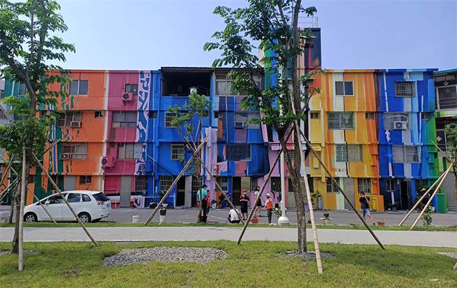 高雄市鼓山区绿川里的彩绘壁画「时间的三种步伐系列」将昔日紧邻铁轨的40多年老屋以缤纷抽象的图案妆点，令人眼睛一亮。(图片提供/高雄市政府都发局)