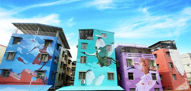 位于林森一路长明商圈巷弄内的公寓建筑，艺术家以「候鸟返乡」为主题，并列的建筑变成4幅画作，以候鸟翱翔诠释高雄车站是游子离家打拚及返回温暖故乡的意象。(图片提供/高雄市政府都发局)