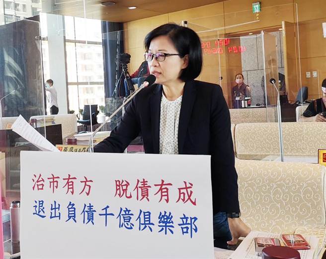 市议员朱暖英肯定市长卢秀燕治市有方，让中市脱债有成，快退出负债千亿俱乐部。（陈世宗摄）