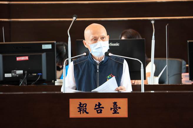 财政局长罗仙法强调，卢市长上任后，中止了平均每人负债急遽恶化的现象。（陈世宗摄）