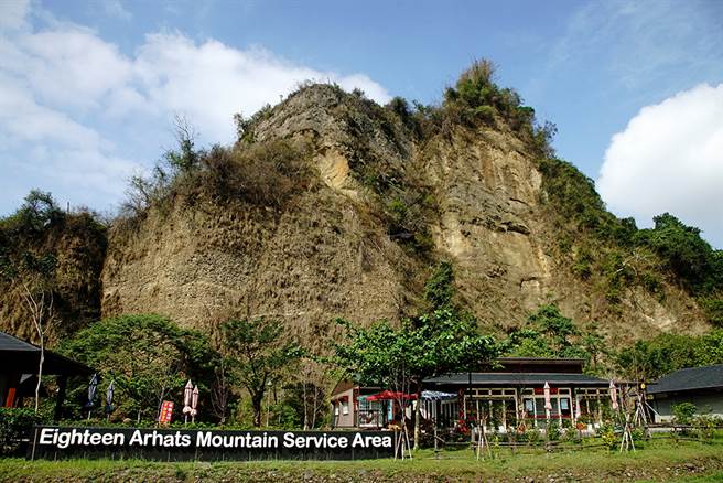 险峻奇特的秃山峰峰相连，每个山峰姿态各异，令人联想到架式十足的十八罗汉，在六龟当地有着「小桂林」的美誉。(图片提供/MOOK)