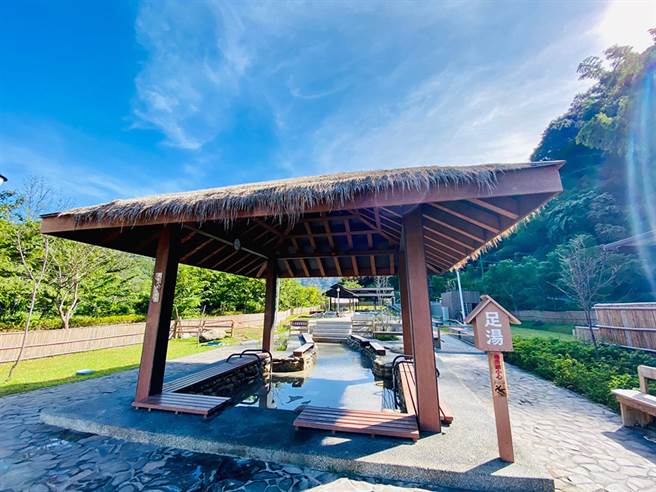 宝来温泉位于荖浓溪谷的支流旁，是汨汨涌出终年不歇的天然温泉。(图片提供/远山望月温泉营区)