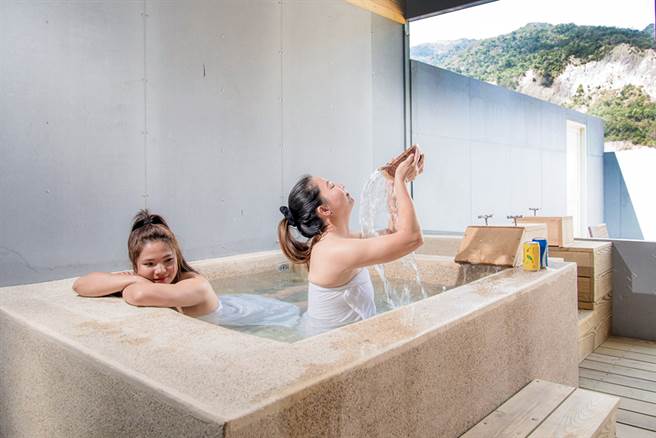 透明无色的温泉瀰漫蒸腾热气，让身体在汤泉中尽情伸展放松，所有压力都随之释放。(图片提供/远山望月温泉营区)