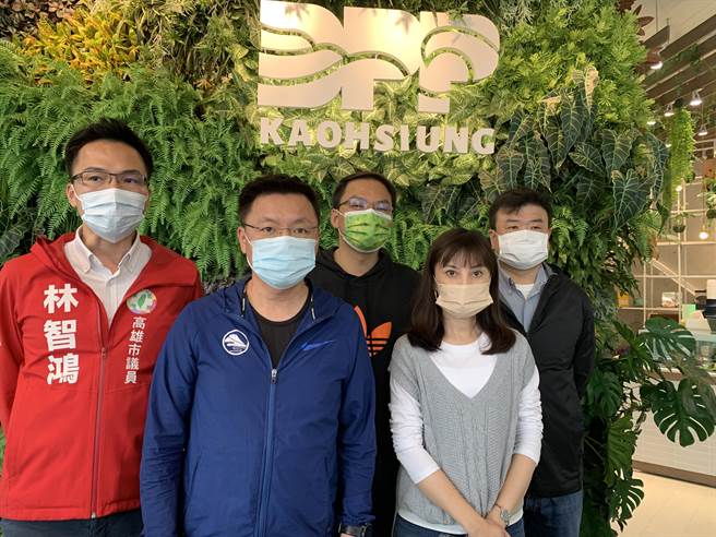 高市市議員林智鴻、李雅慧、黃文益、黃文志等人分別接獲鳳山、苓雅區等民眾通報有相關疑義並進行了解，透過系統聯繫中央選舉委員會釐清疑義。（柯宗緯翻攝）