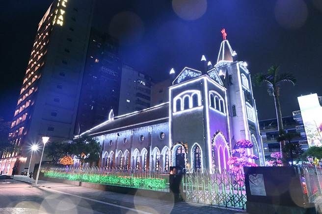 将近百年歷史的盐埕教会，灿烂的灯影照耀欧风教会建筑，散发独特的浪漫气息。(摄影/Carter)