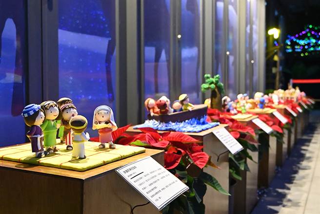 盐埕教会现场准备了祈愿区，让民眾写下心愿，由教会代为祝祷，还有圣诞人物的装饰重现圣经故事场景。(摄影/Carter)