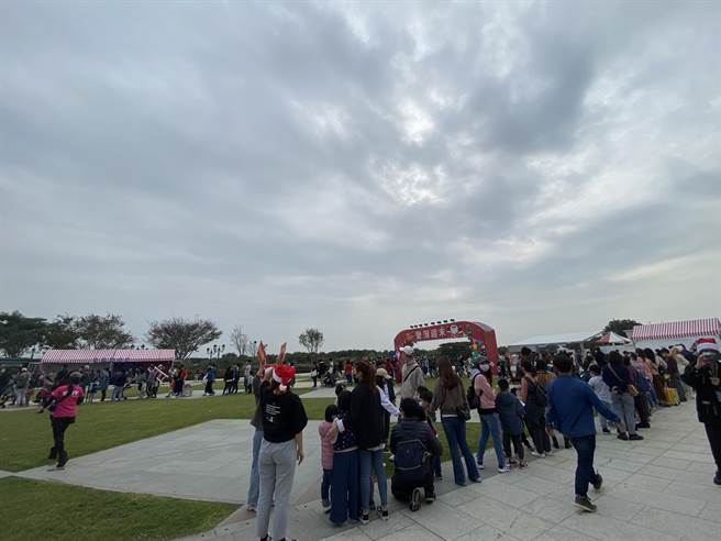 奇美博物馆耶诞周末下午安排民眾跟耶诞老人合影，现场大排长龙。(曹婷婷摄)