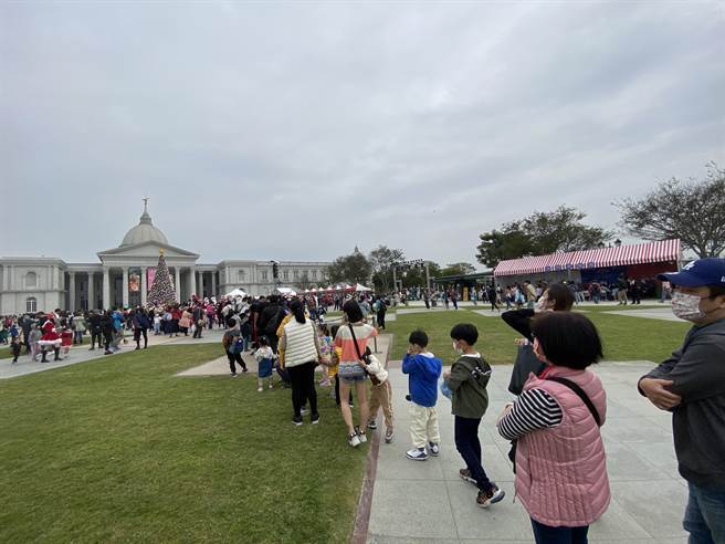 奇美博物馆耶诞周末安排民眾跟耶诞老人合影，现场大排长龙。(曹婷婷摄)