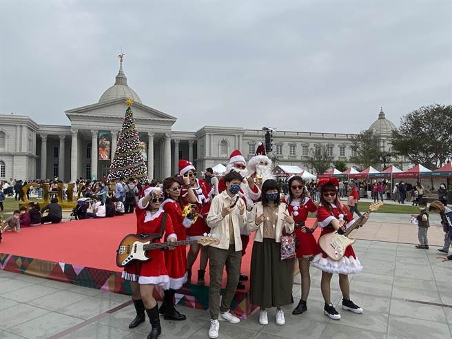 奇美耶诞周末19日起登场，今天预计有8000人涌入。奇美博物馆耶诞周末重头戏之一是民眾可跟耶诞老人合影。(曹婷婷摄)