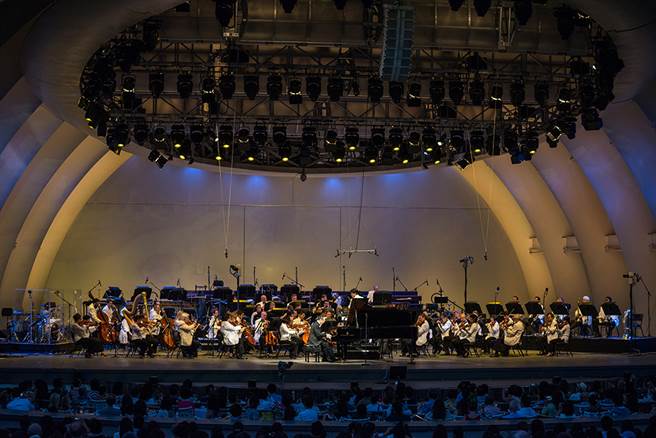 陈瑞斌受邀与洛杉矶爱乐乐团，于好莱坞露天剧场Hollywood Bowl演奏钢琴协奏曲，创下2万人满场盛况。他手下的音符旋律跨越国界和种族，感动台下每一位听眾。(图片提供/陈瑞斌)