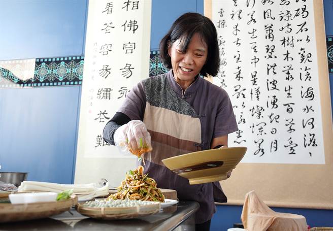 字大姐说：「从小看着爸妈下厨，看着看着就会了。」好手艺受到村子里父执辈的讚赏，村里的人常常到精功社区厨房串门子觅食。(摄影/Carter)