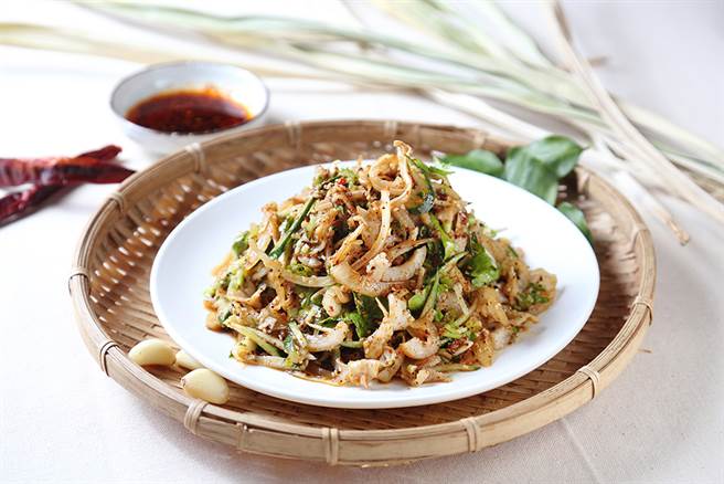大薄片堪称经典滇缅菜，将炙烤过的猪头皮冰镇后切薄片，拌入小黄瓜丝、香菜及各种自种香料，清脆酸辣，弹牙涮嘴，当开胃菜或下酒菜都合适。(摄影/Carter)