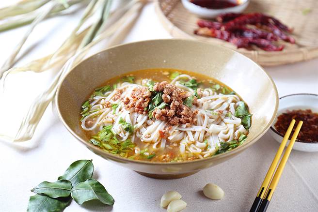 手工米干工序繁琐耗时，已很少人自制。以在来米为原料，形似粄条，口感却大不相同，Ｑ弹有咬劲。(摄影/Carter)