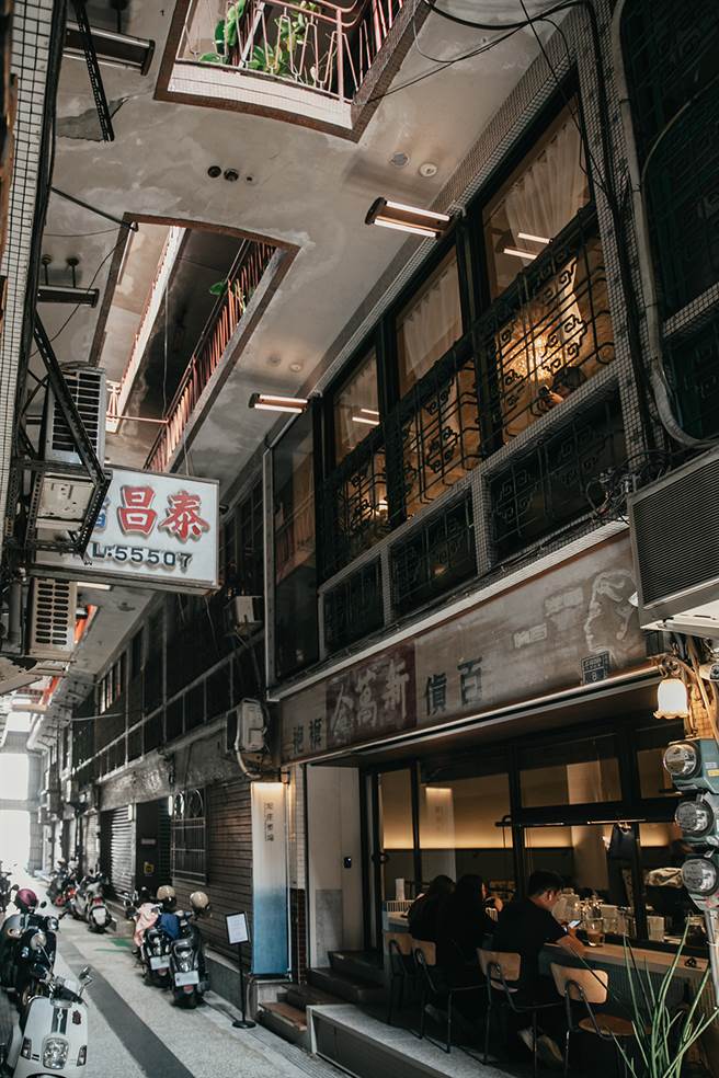 老宅见证了从「高雄银座」到「国际商场」的往日繁华，以低照度的温润光源再次点亮老商圈。(图片提供/MOOK)