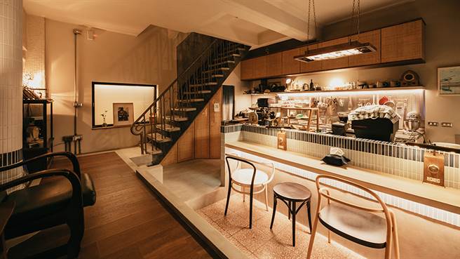 盐埕是填海造陆的海埔新生地，因为地势低，若遇涨潮加上雨季变容易淹水，故将一楼吧台打造成日本钱汤意象的凹陷设计。(图片提供/MOOK)