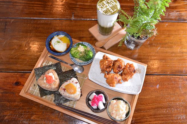 「双味饭糰佐唐扬炸鸡」是第一次到访的必点招牌，酥炸鸡腿肉软嫩不柴，明太子饭糰甜中带咸、锅巴脆香。(图片提供/MOOK)