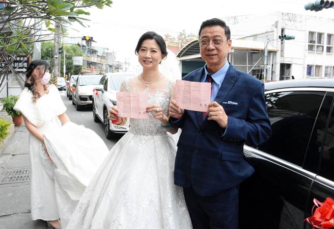 屏东县议员宋丽华与地方企业家郑任佑18日在晚间宴客前完成公投。(林和生摄)