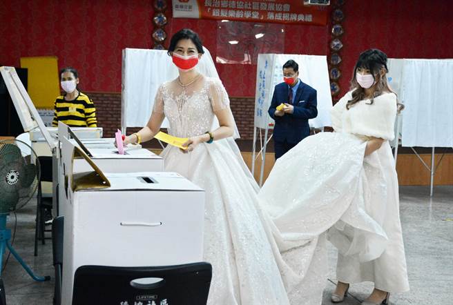 屏东县议员宋丽华趁晚间宴客空檔，完成公投。(林和生摄)