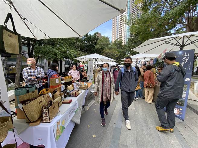 行政院农业委员会水土保持局及国立台湾工艺研究发展中心在台中勤美绿园道举办「农来有艺市」活动，吸引许多民眾参观选购。（冯惠宜摄）